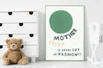 Das Poster zeigt im minimalistischen Stil eine grüne Erde und darunter in kindlicher Schrift den Spruch " Mother Earth Is Never Out Of Fashion".