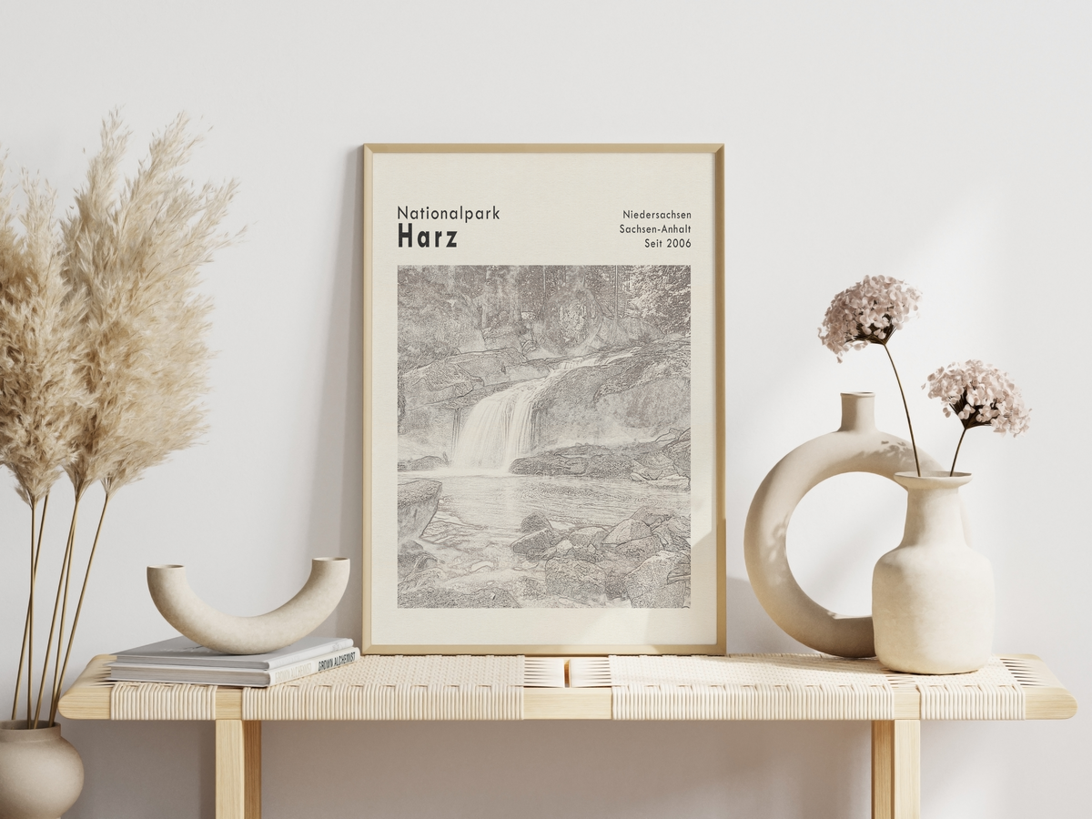 Dieses Poster zeigt einen kleinen Wasserfall im Nationalpark Harz, der in den Bundesländern Niedersachsen und Sachsen-Anhalt liegt.