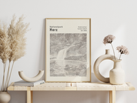 Dieses Poster zeigt einen kleinen Wasserfall im Nationalpark Harz, der in den Bundesländern Niedersachsen und Sachsen-Anhalt liegt.