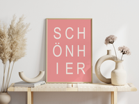 Das minimalistische Poster zeigt das Wort "SCHÖNHIER". Das Poster ist in Weiß, Rosa und Blau/Grün erhältlich. Der schöne Spruch ist geeignet für jedes Zimmer.