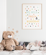 Das Poster zeigt den Spruch "Sei Wild Frech und Wunderbar!" für das Kinderzimmer.