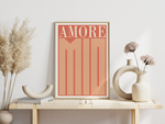 Das Poster zeigt die italienischen Worte Amore Mio in Rot-Brauner Farbe. Amore Mio bedeutet meine Liebe und bringt dir ein Stück Dolce Vita Italiens in dein Zuhause.