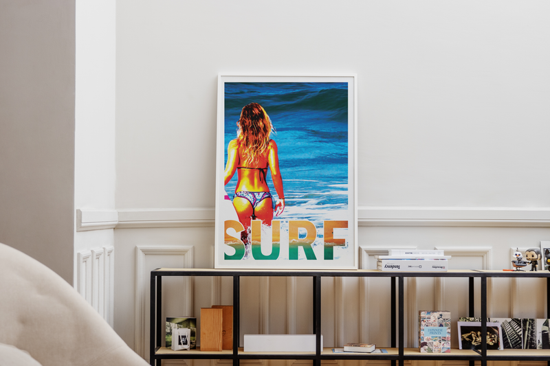 Das Poster zeigt im retro Stil eine schöne Frau im Bikini mit Surfbrett ins Meer gehen, inklusive der Bildunterschrift Surf.