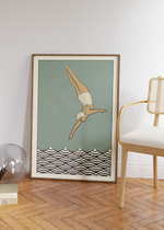 Dieses maritime Poster zeigt eine Turmspringerin in alter Badekleidung die einen Sprung in das Meer macht.