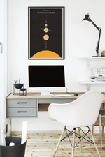 Dieses Poster zeigt dir unser Sonnensystem in minimalistischer Darstellung. Mit allen Planeten und Kleinplaneten ist es das ideale Lernposter fürs Kinder- oder Arbeitszimmer.