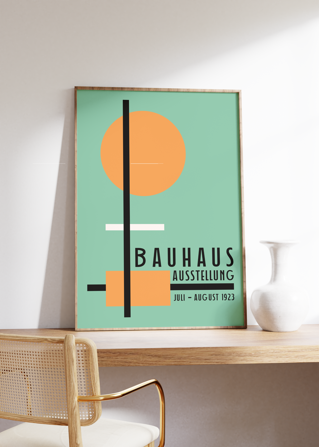 Das Bauhaus Poster zeigt dir unterschiedliche geometrische Formen in Orange, Schwarz und Weiß auf blauem Hintergrund. Das Poster ist einem Ausstellungsplakat von 1923 nachempfunden, ist so aber nie erschienen. 