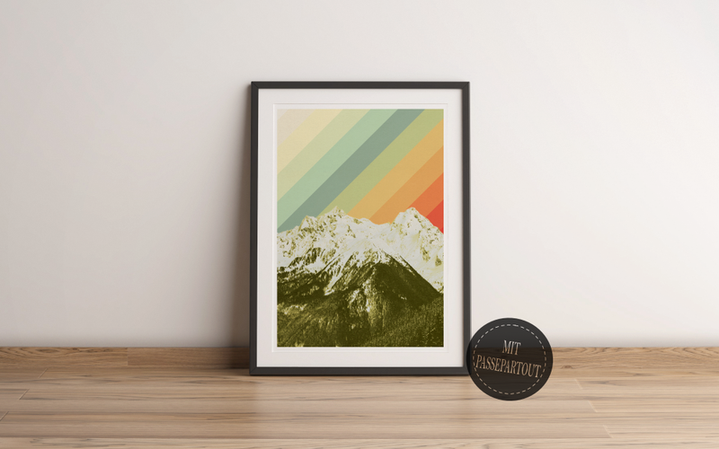 Das Poster im vintage Stil zeigt dir eine Fotografie von Berge, über dem Foto sind in verschiedenen Regenbogenfarben Striche zu erkennen.