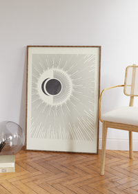 Das Poster zeigt dir einen Blick in den Himmel, mit dem Halbmond (inklusive Sterne innerhalb) und der Sonne. 