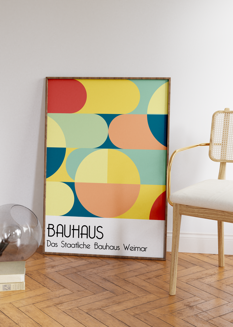 Dieses Bauhaus Poster zeigt dir verschiedene geometrische Formen die bunt dargestellt sind. Das in schönem Blau- und Rottönen gehaltene Poster hat die Bildunterschrift Das Staatliche Bauhaus
