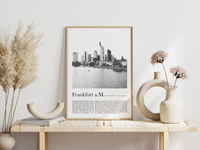 Dieses Poster zeigt dir die Skyline von der Stadt Frankfurt am Main. Mit Bildunterschrift zu städtischen Fakten und der Geschichte von Frankfurts sowie den Frankfurter Koordinaten, ist dieses Schwarz/Weiß Poster das ideale Bild für alle Frankfurterinnen und Frankfurter.