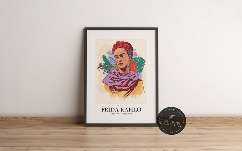 Das Poster zeigt Frida Kahlo de Rivera, welche eine mexikanische Malerin des Surrealismus gewesen ist. Sie lebte vom 6. Juli 1907 bis zum 13. Juli 1954.