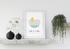 Dieses Poster für die Küche zeigt dir den Cocktail Gin Tonic inklusive des Rezeptes, in Gelb, Grau und Blau.