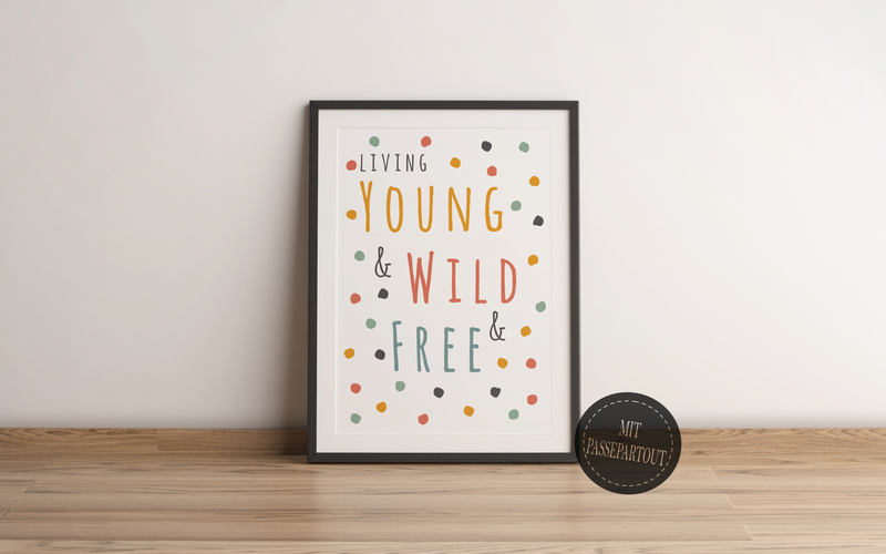 Das Kinderzimmerposter zeigt einen  einen Spruch " Living Young & Wild & Free" in unterschiedlichen Bohofarben. 