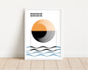 Das Poster zeigt eine minimalistische Darstellung von geometrischer Kunst mit Kreisen, Wellen und dem Wort Minimalism.