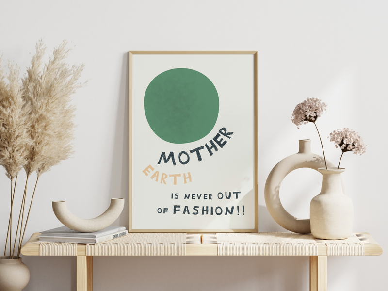 Das Poster zeigt im minimalistischen Stil eine grüne Erde und darunter in kindlicher Schrift den Spruch " Mother Earth Is Never Out Of Fashion".