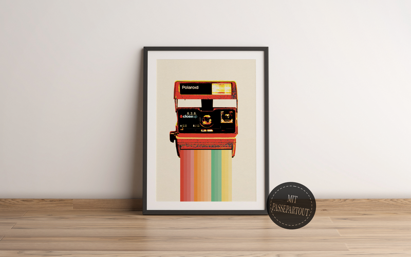 Das Poster zeigt eine alte Polaroidkamera mit einem Regenbogen als Bildausgabe. 