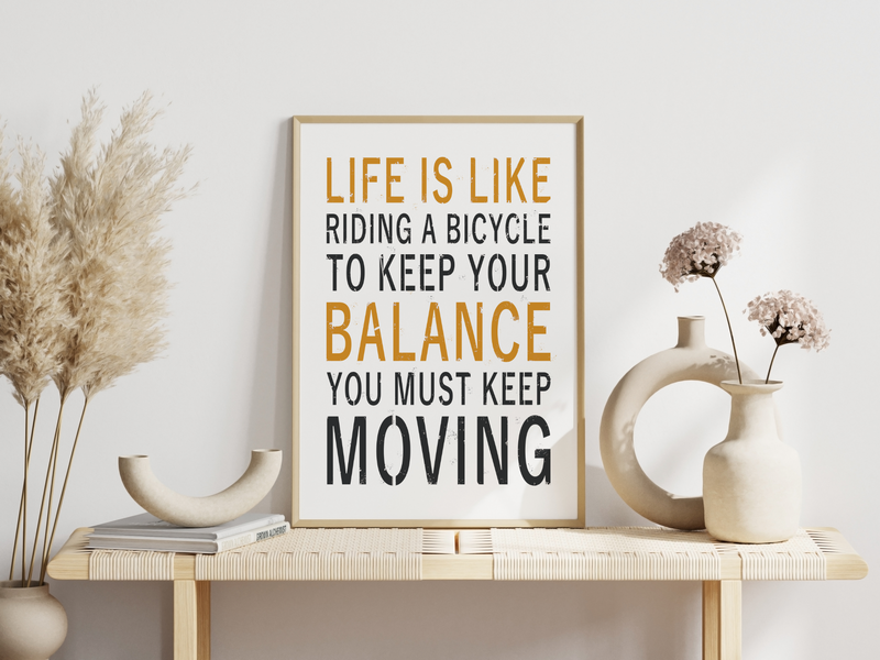 Dieses Poster zeigt dir einen motivierenden Spruch Albert Einsteins. Der Spruch lautet "Life is like riding a bicycle. To keep your balance, you must keep moving.".