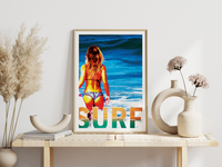 Das Poster zeigt im retro Stil eine schöne Frau im Bikini mit Surfbrett ins Meer gehen, inklusive der Bildunterschrift Surf.