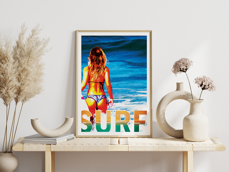 Das Poster zeigt im retro Stil eine schöne Frau im Bikini mit Surfbrett ins Meer gehen, inklusive der Bildunterschrift Surf.