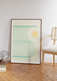 Das maritime Poster zeigt minimalistisch dargestellte Wellen, eine Orange Sonne, sowie den Spruch Wave after Wave.