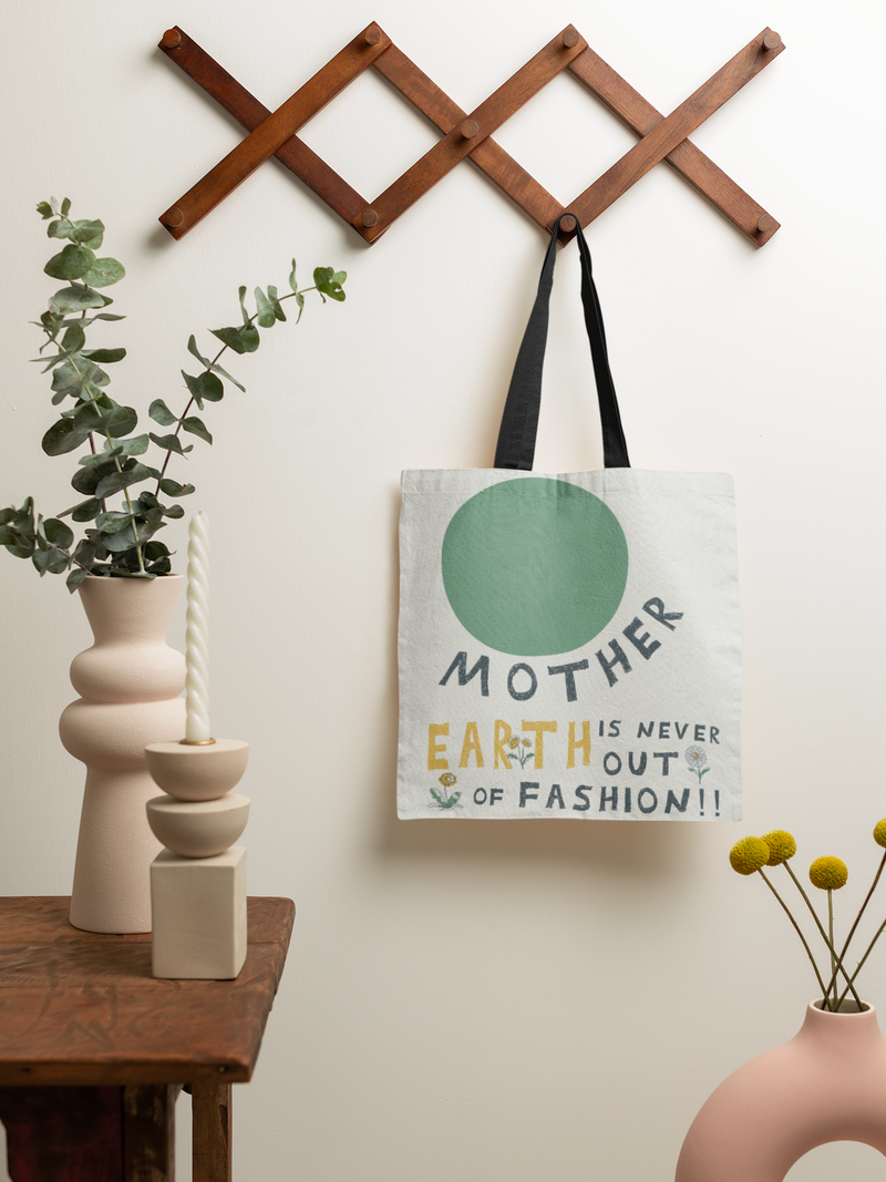 Die tolle Trage- und Einkaufstasche aus 100% Polyester ist mit dem schönen Spruch " Mother Earth is never out of Fashion" bedruckt.