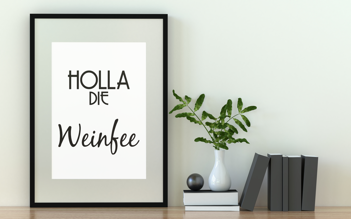 Dieses witzige Küchenposter zeigt den lustigen Spruch "Holla die Weinfee". Dieses Bild ist perfekt für alle Weintrinker und gibt deiner Küche einen neuen Hingucker. 