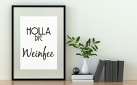 Dieses witzige Küchenposter zeigt den lustigen Spruch "Holla die Weinfee". Dieses Bild ist perfekt für alle Weintrinker und gibt deiner Küche einen neuen Hingucker. 