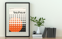 Das Bauhaus Poster zeigt dir kleiner werdende Kreise die von einem großen orangenen Kreis überlagert werden.
