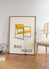Das Bauhaus Poster zeigt einen gelben, geometrisch dargestellten Stuhl im minimalistischem Stil.