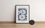 Das blaue Küchenposter ist ein fiktives Bild des Blumenmarktes in Paris.