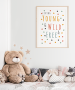 Das Kinderzimmerposter zeigt einen  einen Spruch " Living Young & Wild & Free" in unterschiedlichen Bohofarben. 