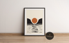 Dieses schöne Poster zeigt einen Sonnenuntergang über dem Meer in schönem Schwarz und Orange.