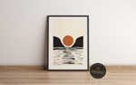 Dieses schöne Poster zeigt einen Sonnenuntergang über dem Meer in schönem Schwarz und Orange.