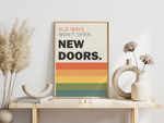 Das Poster zeigt den motivierenden Spruch " Old ways won't open new doors.". 