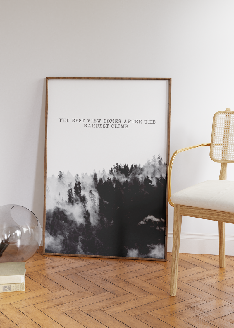 Das Poster zeigt in Schwarz und Weiß einen Wald und den Spruch "THE BEST VIEW COMES AFTER THE HARDEST CLIMB.".