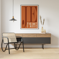 Das Poster zeigt die französischen Worte je t'aime in Rot-Brauner Farbe. 