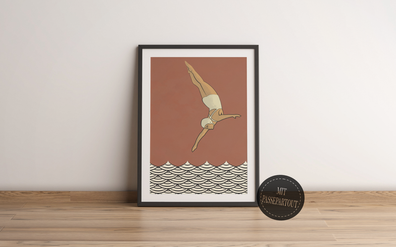 Dieses maritime Poster zeigt eine Turmspringerin in alter Badekleidung die einen Sprung in das Meer macht.