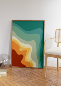 Das minimalistische dargestellt Poster zeigt in abstrakter Form einen Strand in verschiedenen Rot/Braun und Blau-Tönen. 