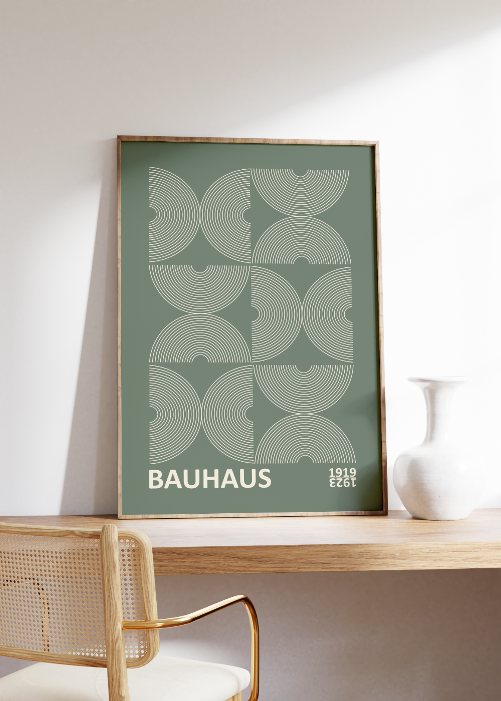 Das Bauhaus Poster zeigt dir geometrische Formen in Beige auf grünem Hintergrund. Das Poster ist einem Ausstellungsplakat von 1919 - 1923 nachempfunden, ist so aber nie erschienen. 