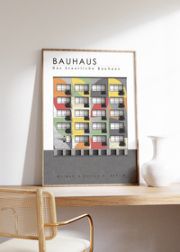Das Bauhaus Poster zeigt ein typisches Gebäude im Stil des neuen Bauens. Das Gebäude hat den für das Bauhaus üblichen geometrisch, minimalistischen Stil. 