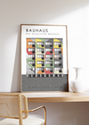 Das Bauhaus Poster zeigt ein typisches Gebäude im Stil des neuen Bauens. Das Gebäude hat den für das Bauhaus üblichen geometrisch, minimalistischen Stil. 