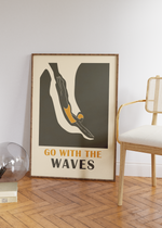 Dieses maritime Poster zeigt eine Schwimmerin die ins Wasser springt. Unterzeichnet mit dem Spruch "Go With The Waves".