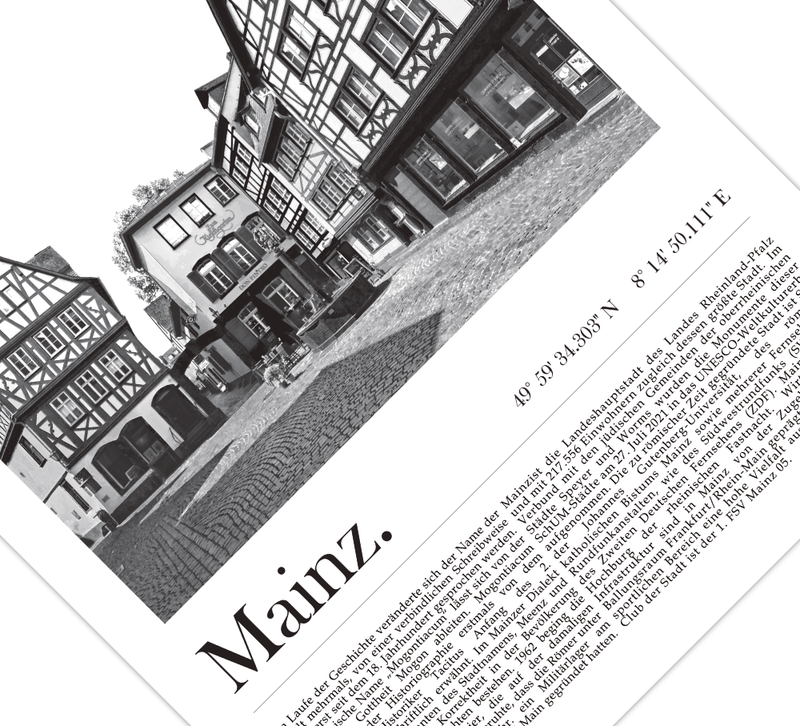 Dieses Poster zeigt dir in Schwarz Weiß eine Fotografie der Altstadt der Landeshauptstadt Mainz in Rheinland-Pfalz. 