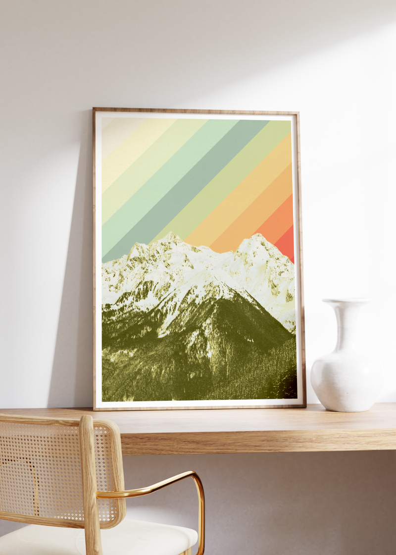 Das Poster im vintage Stil zeigt dir eine Fotografie von Berge, über dem Foto sind in verschiedenen Regenbogenfarben Striche zu erkennen.