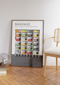 Das Bauhaus Poster zeigt ein typisches Gebäude im Stil des neuen Bauens. Das Gebäude hat den für das Bauhaus üblichen geometrisch, minimalistischen Stil. 