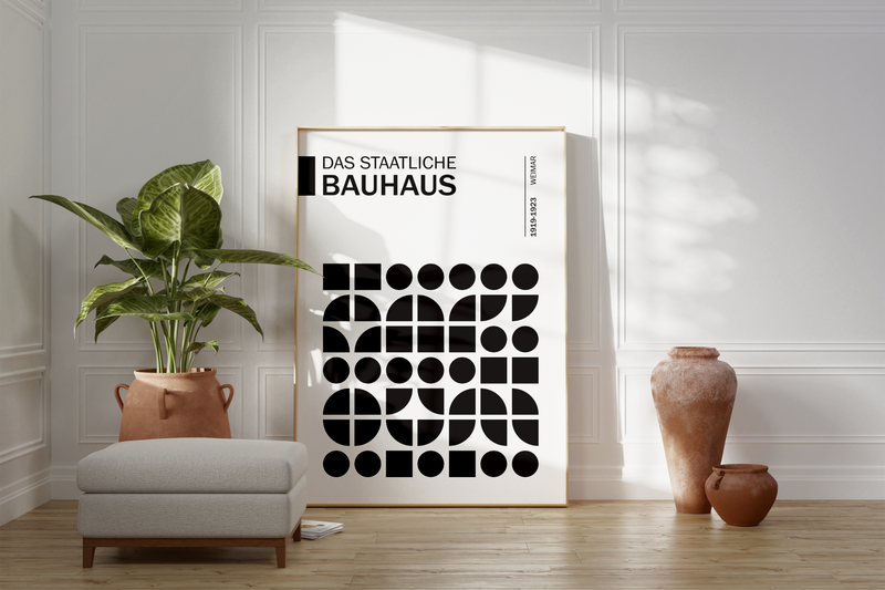 Dieses Bauhaus Poster zeigt dir verschiedene Schwarz dargestellte, geometrische Formen. Das in schönem Schwarz und Weiß gehaltene Poster hat die Bildüberschrift "Das Staatliche Bauhaus" 