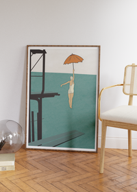 Das maritime Poster zeigt eine Turmspringerin mit einem Regenschirm, in alter Badekleidung. Das Poster in den Farben beige, blau und orange und gezeichnet im Vintage Stil.