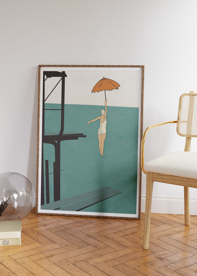 Das maritime Poster zeigt eine Turmspringerin mit einem Regenschirm, in alter Badekleidung. Das Poster in den Farben beige, blau und orange und gezeichnet im Vintage Stil.
