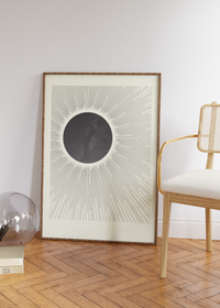 Das Poster zeigt dir einen Blick in den Himmel, mit dem Mond (inklusive Sterne innerhalb) der gleichzeitig eine Sonne darstellt.
