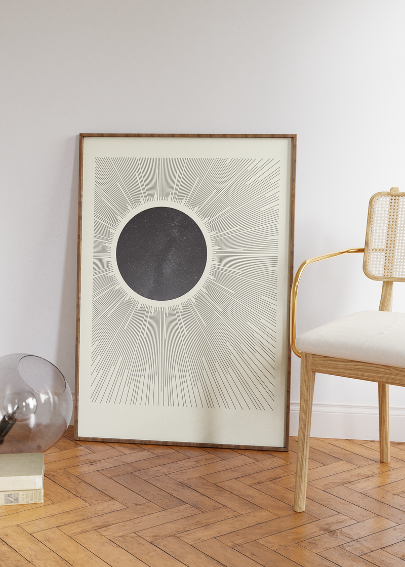 Das Poster zeigt dir einen Blick in den Himmel, mit dem Mond (inklusive Sterne innerhalb) der gleichzeitig eine Sonne darstellt.